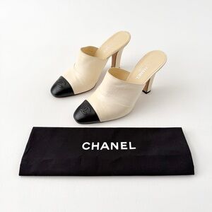CHANEL || Ivory Leather Black Cap Toe CC Mule Heels Slides EU 37C
